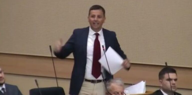 Nezapamćene scene u Narodnoj skupštini RS: Nebojša Vukanović – Dodvoravanje, zaduživanje, tenzije, blokade Nebojša Vukanović,